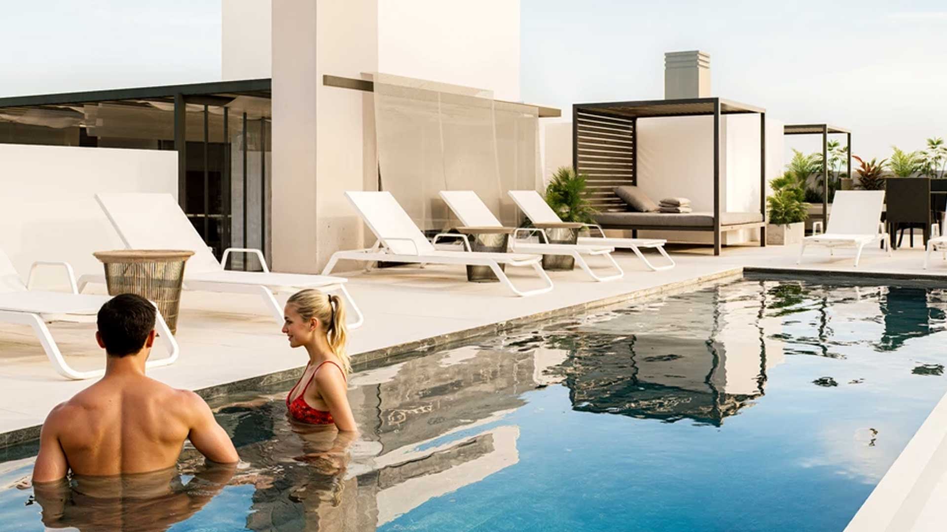 Piscina no terraço com área de descanso